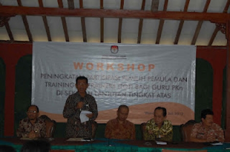 WORKSHOP PENINGKATAN PARTISIPASI PEMILIH PEMULA DAN TRAINING OF TRAINERS (TOT) BAGI GURU PKn DI SEKOLAH LANJUTAN TINGKAT ATAS